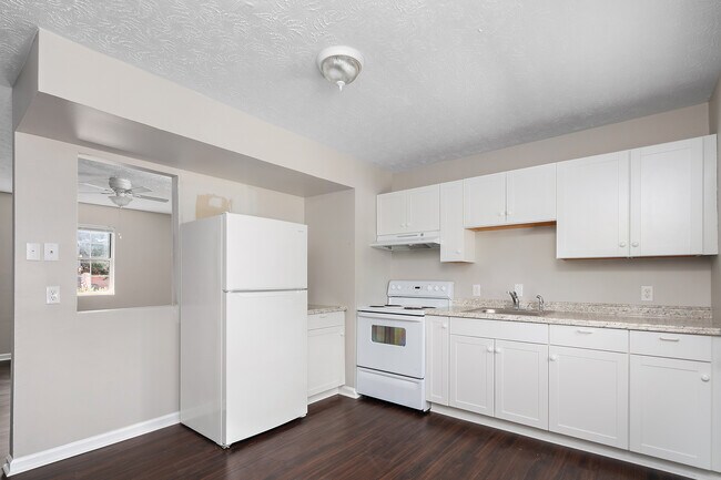 Building Photo - 117 -123 Bradford Dr