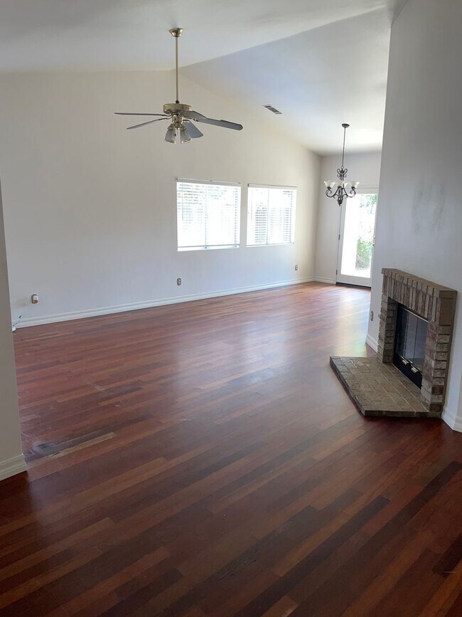 Foto del edificio - Charming 4 Bedroom Home For Rent