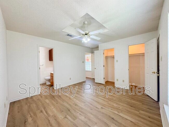 Foto del edificio - 102 Lacey Lou Ln