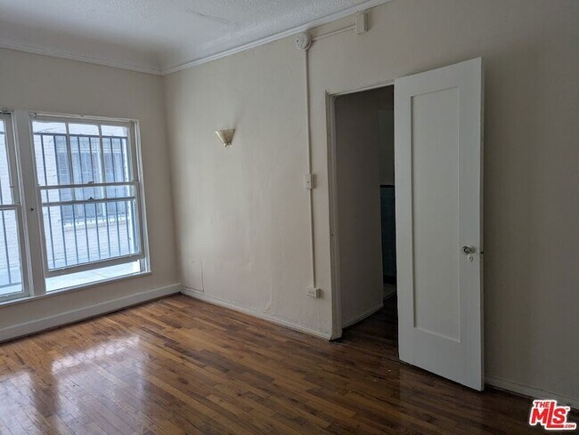 Building Photo - 657 Cochran Ave