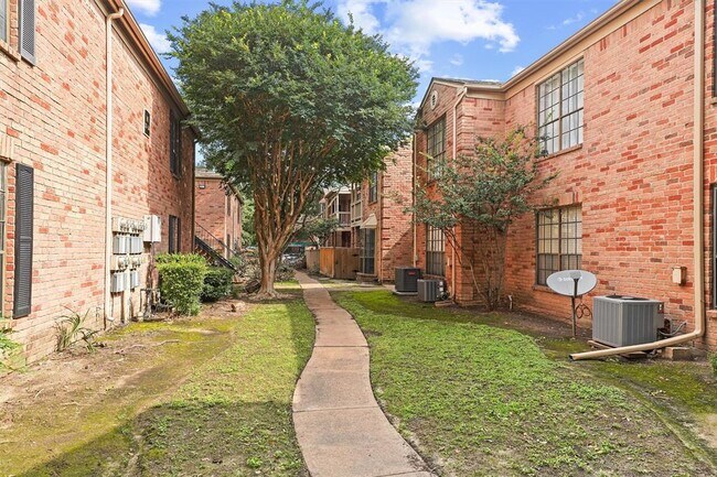 Building Photo - 2255 Braeswood Park Dr