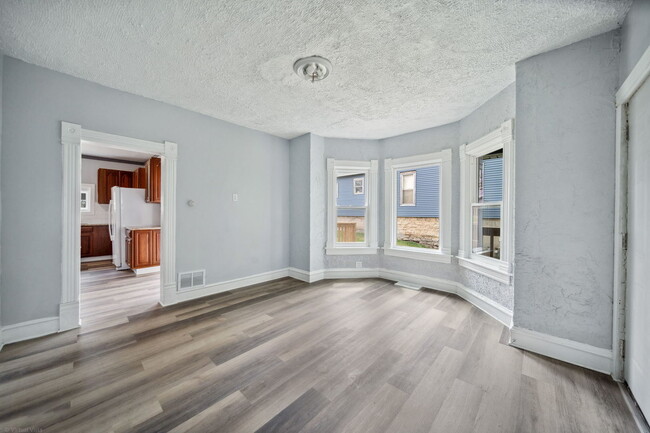 Building Photo - 132 Akin Ave