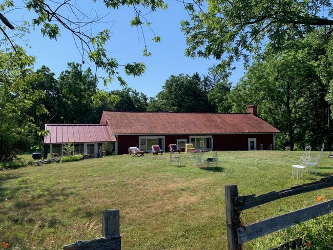 Foto del edificio - 36 Willowdale Farm Rd