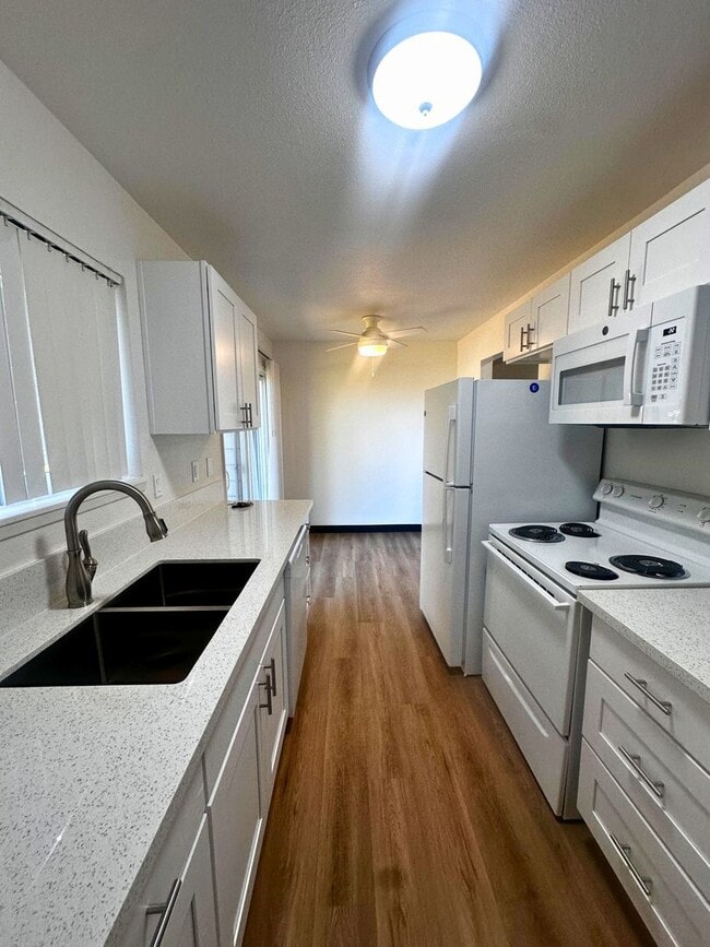 Building Photo - Remodeled 2 Bedroom Rent Ready Apartment!