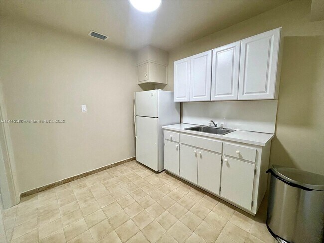 Foto del edificio - 2338 SW 21st St