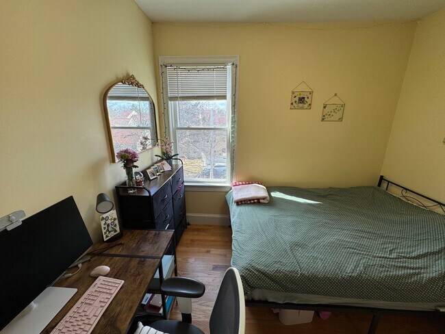 Building Photo - In-Unit Laundry, Central Heat/AC, Parking ...