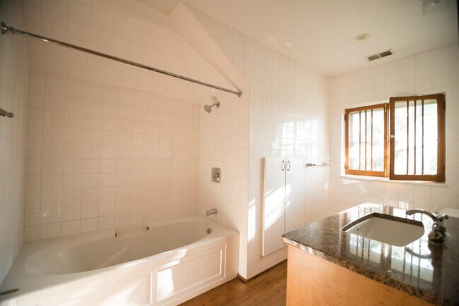 Foto del edificio - 2556 N Kimball Ave