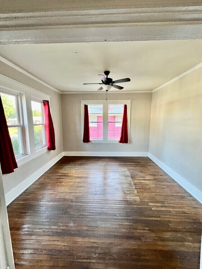 Building Photo - Historic Home 4 Bedroom