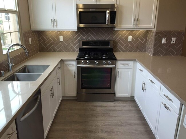 Building Photo - Amazing 4 Bedroom/3.5 Bathroom Townhome