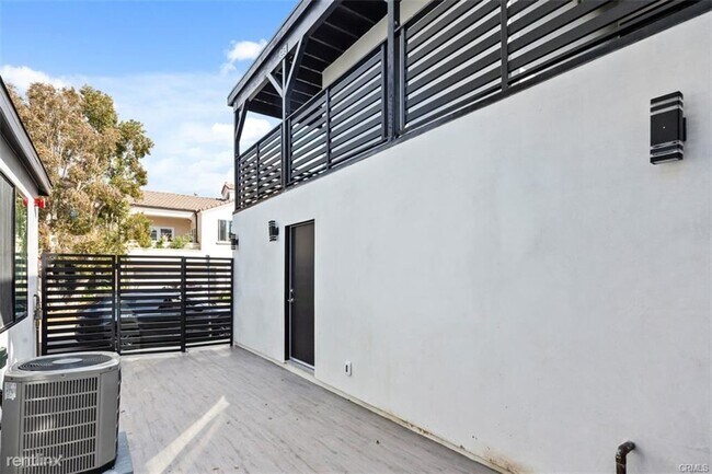Foto del edificio - 3 br, 3 bath Duplex - 438 Goldenrod Ave # 2