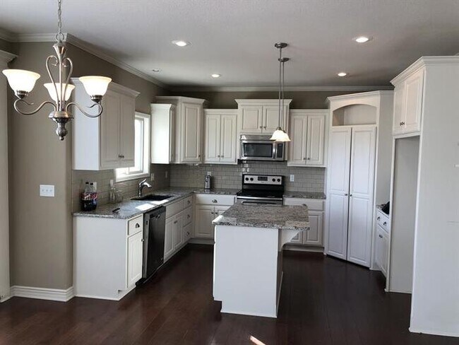 Building Photo - 1907 Sequoia Dr, Raymore, MO, 64083