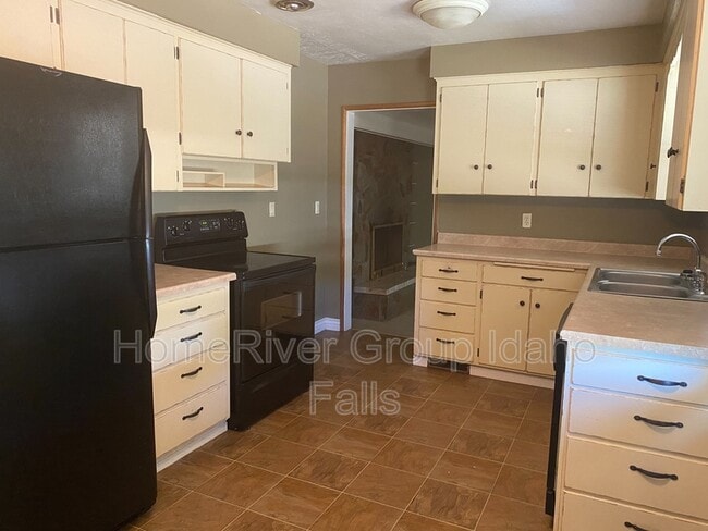 Building Photo - 930 Koster Ave