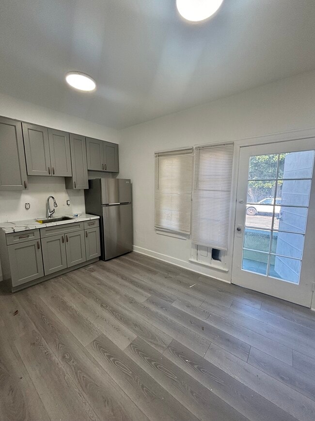 Building Photo - 1582 W 29th St