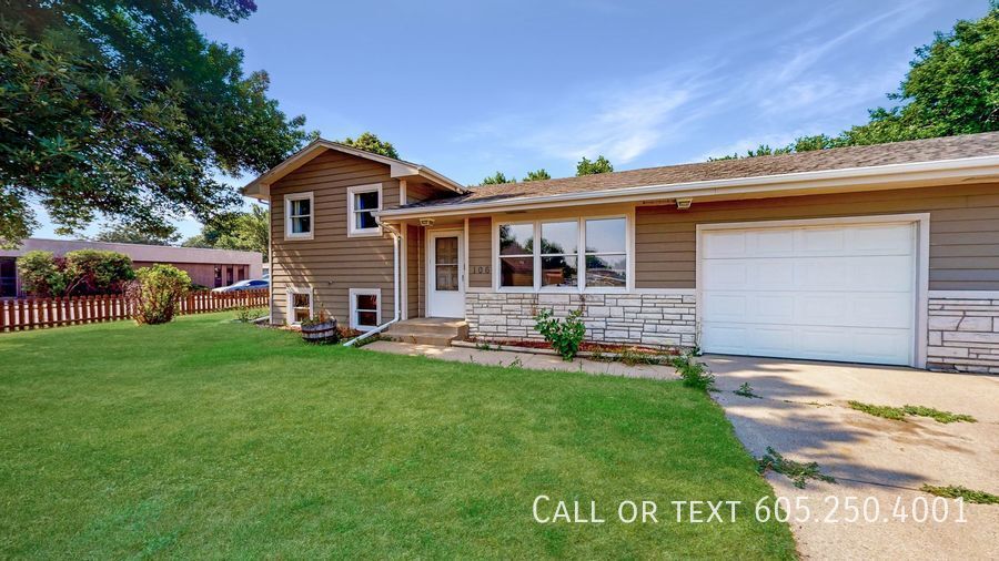 3 Bed 2 Bath Duplex w/ Attached Garage Room for Rent in Sioux Falls