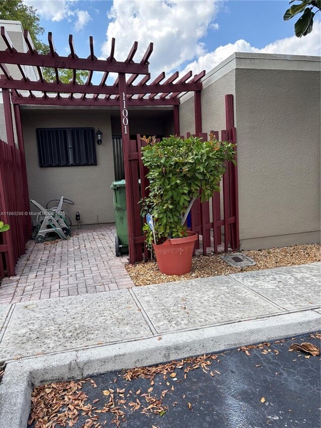 Primary Photo - 11001 N Lakeview Dr