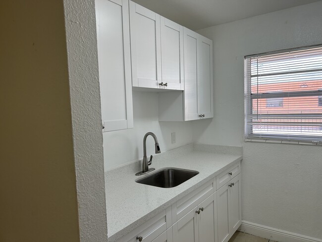 Foto del edificio - 1561 NE 8th St
