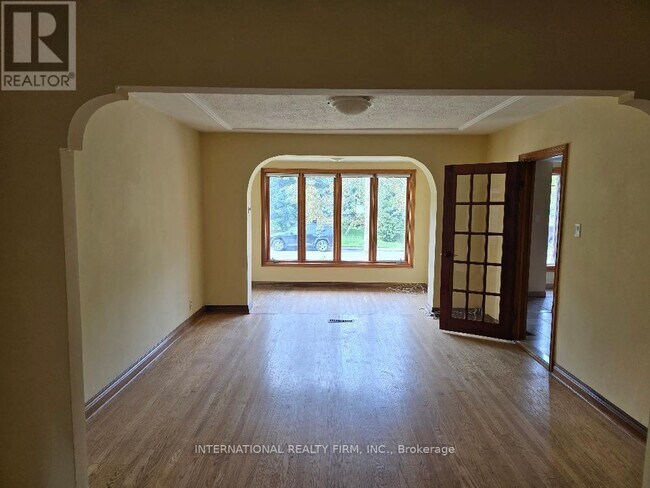 Building Photo - 607 Coldstream Ave