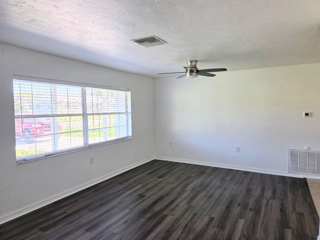 Building Photo - 2 bedroom, 1.5 bath home with 1 car garage