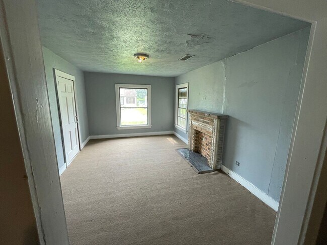 Building Photo - 3 Bedroom Queensborough Home