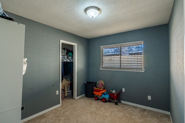 Building Photo - 4515 Oak Shadows Dr