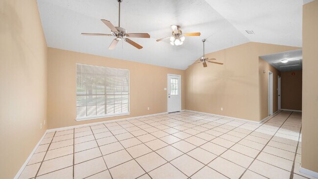 Foto del edificio - Enjoy comfortable, low-maintenance living in this updated, pet-friendly, carpet-free 3-bedroom ho...