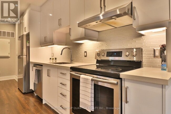 Building Photo - 35 Cloverdale Rd