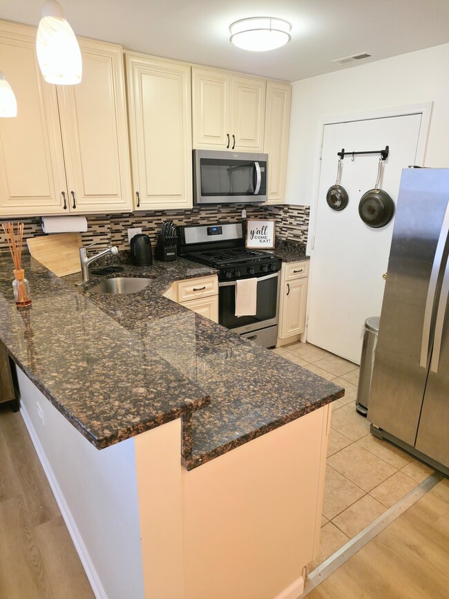 Building Photo - 4427 N Lawndale Ave