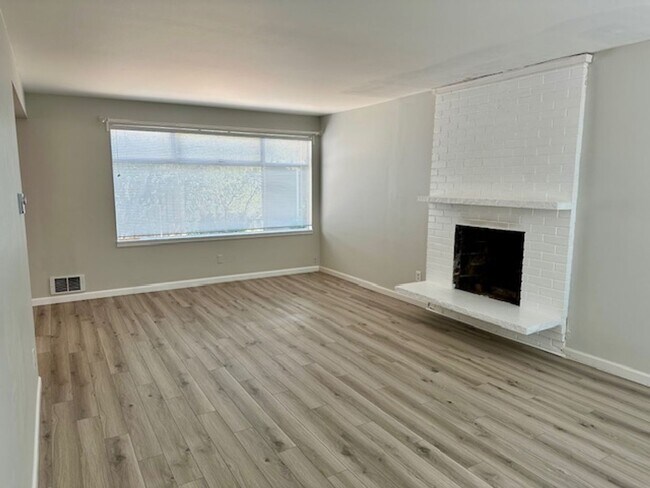 Foto del edificio - Remodeled 2 Bedroom Duplex Home in Magnolia