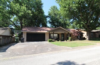 Building Photo - 2715 W Gum St