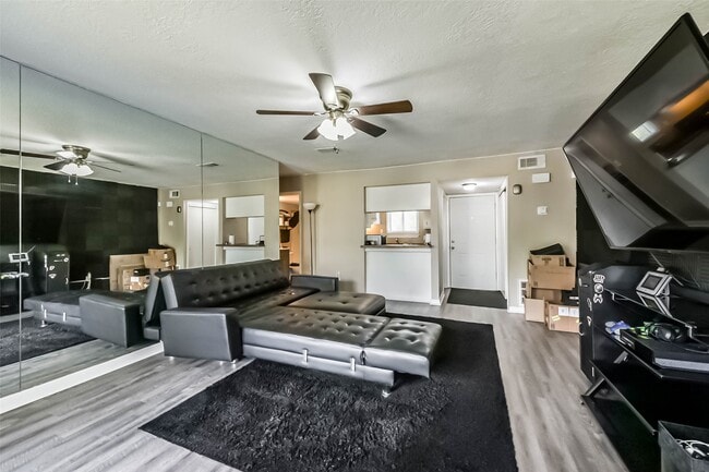 Building Photo - 15919 Golf Club Dr