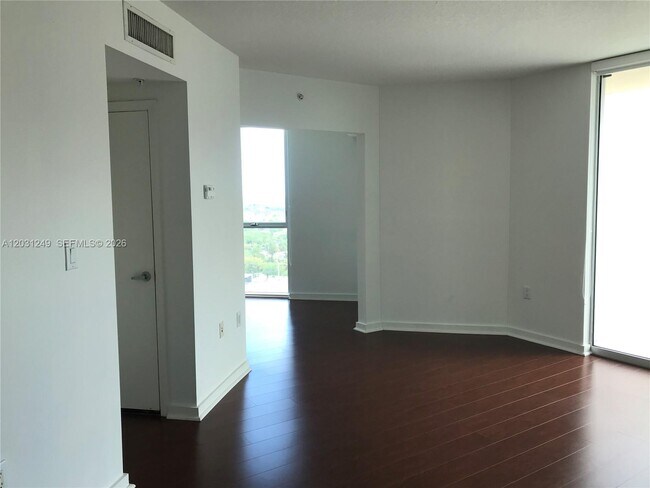 Foto del edificio - 9055 SW 73rd Ct