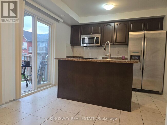 Photo du bâtiment - 3250 Bentley Dr