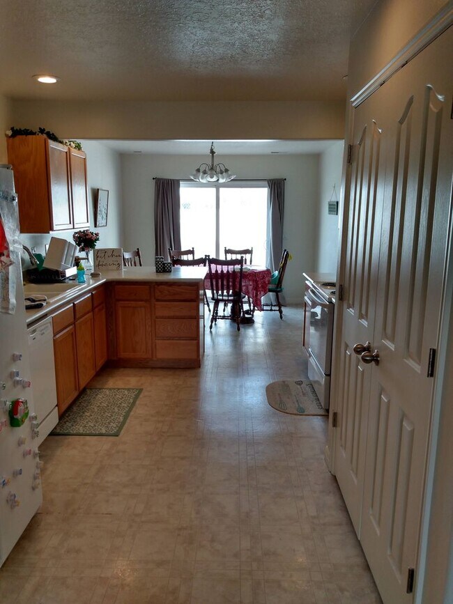 Building Photo - 4 Bed/3 Bath by Geneva Rd in Provo