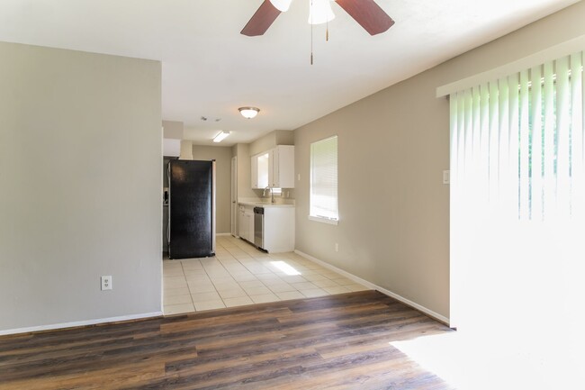 Building Photo - 15119 Bathurst Dr