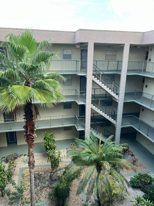 Building Photo - Great unit with pool view, pretty tile flooring.