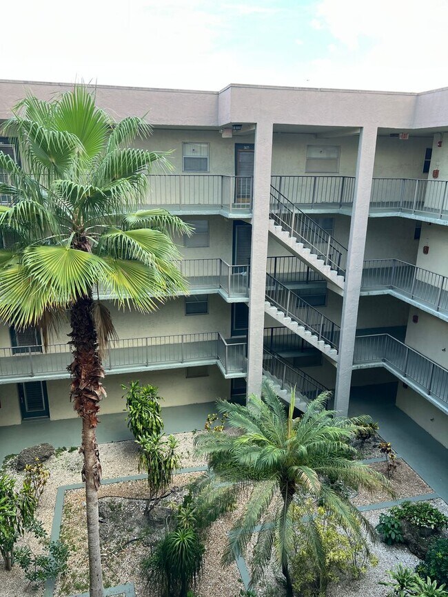 Foto del edificio - Great unit with pool view, pretty tile flooring.