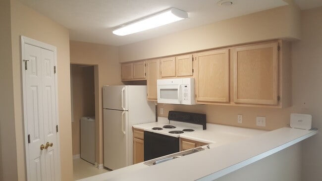 Building Photo - 3rd Floor 2 Bedroom in River Oaks