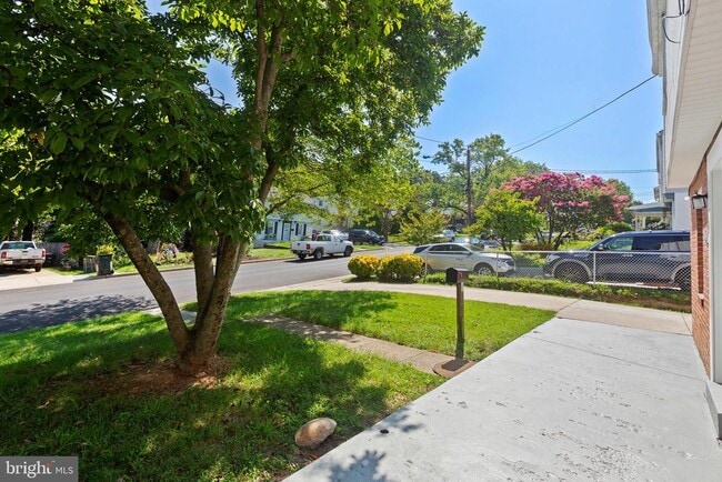 Building Photo - 4816 Woodlawn Dr