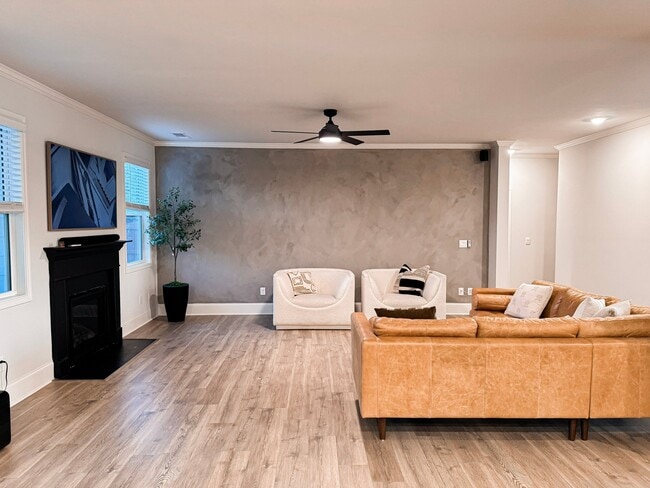 Building Photo - 221 Treeline Trl