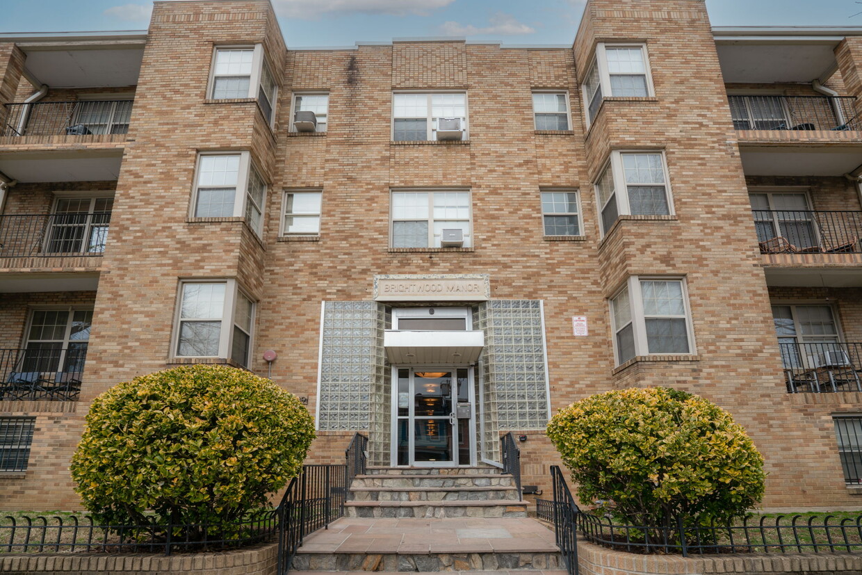 Foto principal - 939 Longfellow St NW