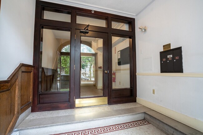 Entrada - 1404-1406 Beacon Street