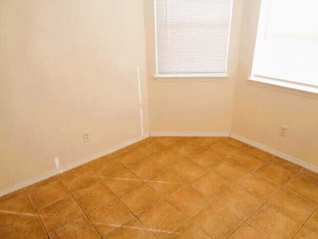Foto del edificio - Adorable Single Level Eastside Home With Refrigerated Air Located In Quiet Neighborhood
