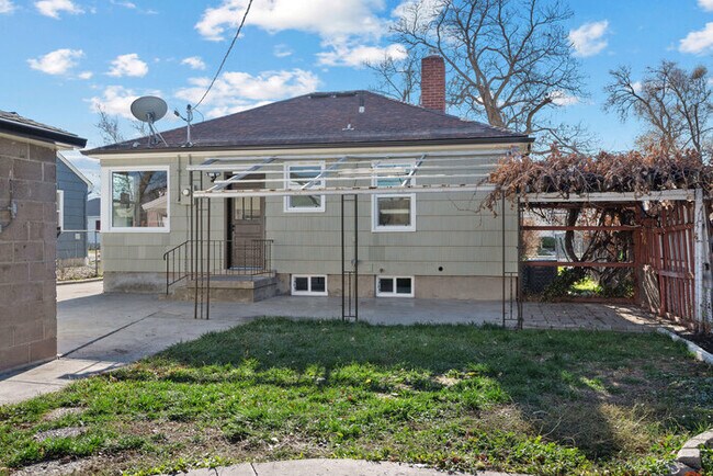 Foto del edificio - 840 W Montague Ave