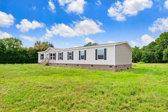 Building Photo - SPACIOUS 4 BR | 3 BA HOME W/ PLENTY OF PRIVACY *Pikeville school district*