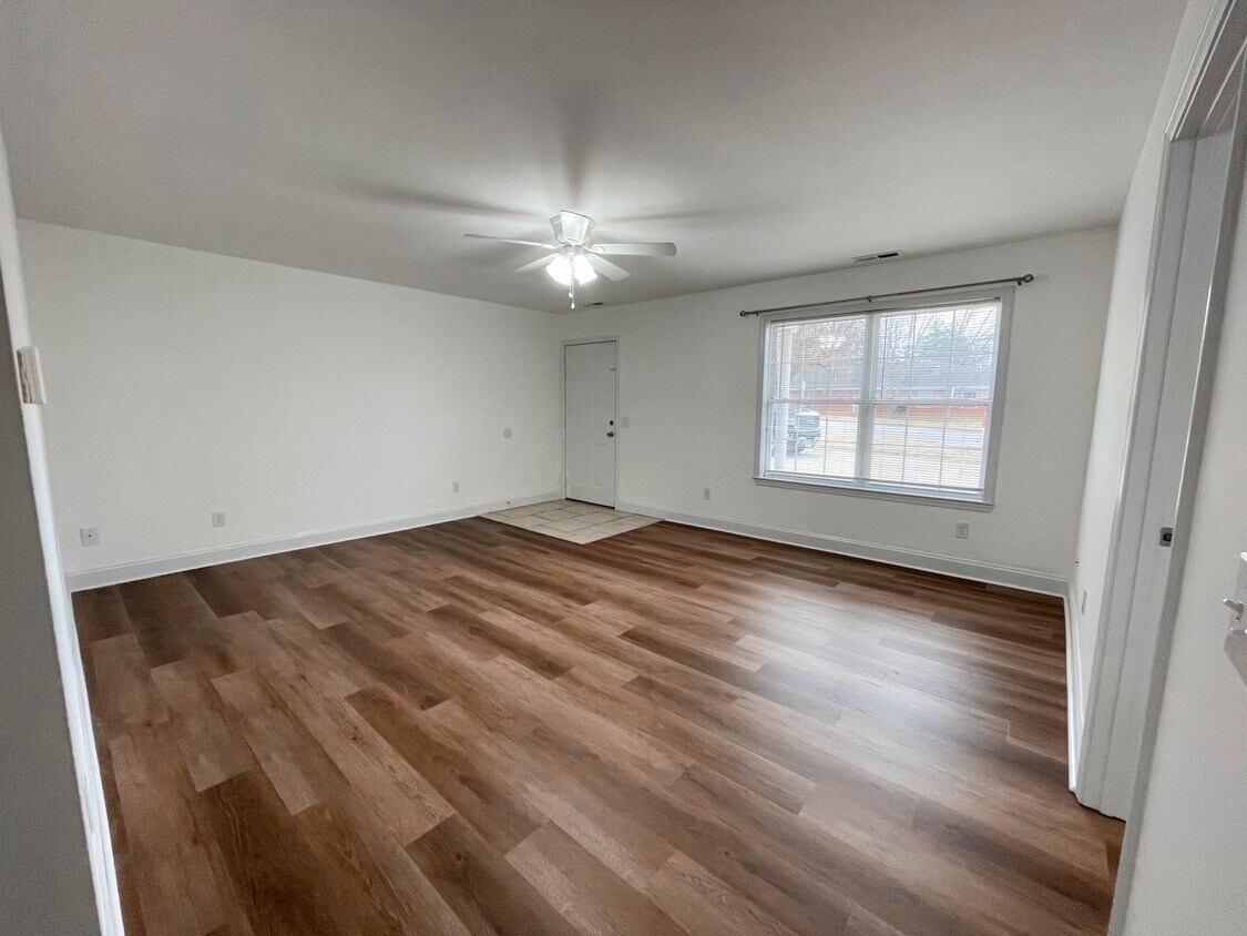 Foto principal - 2460 East 5th Street