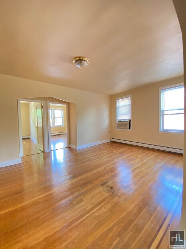 Foto del edificio - 2 bedroom Clean quiet charming 208 STREET ...