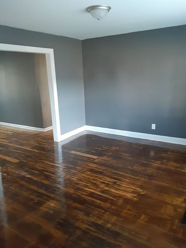 Building Photo - Several Units Available! Lovely 2 bedroom 1 bath classic style apartment