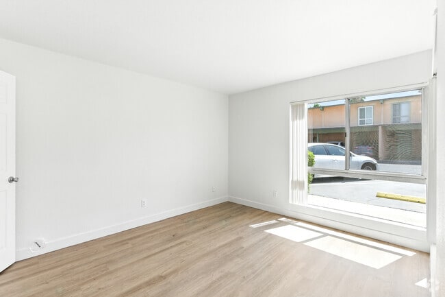 1BR, 1BA - 790SF - Bedroom - Mountain View