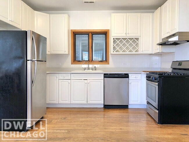 Building Photo - 817 N Milwaukee Ave