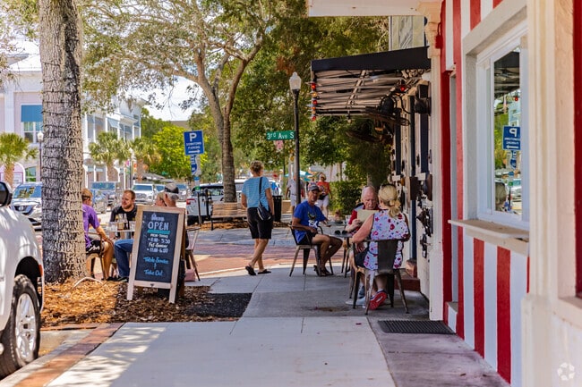 People take advantage of the great weather at this local eatery in Greater Safety Harbor South.